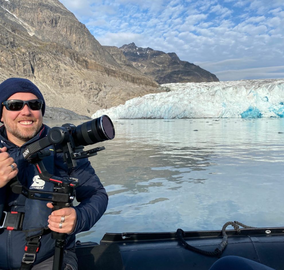 Arnaud devant glacier